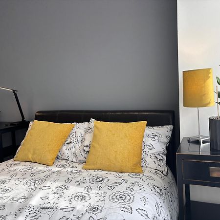 Hotel Entire House Floor Perfect For Couples & Freelancers - Available For Single Too Londra Esterno foto